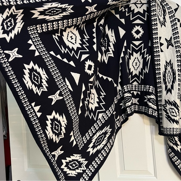 H&M Divided Size M Navy Blue & White Aztec Print Chunky Knit Cardigan Sweater - Picture 3 of 10